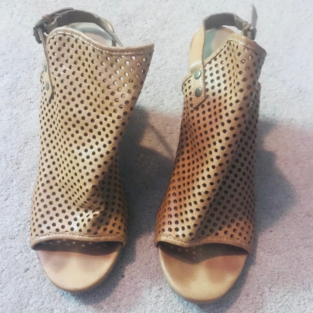Coconuts by Matisse Light Brown Sandal Wedge